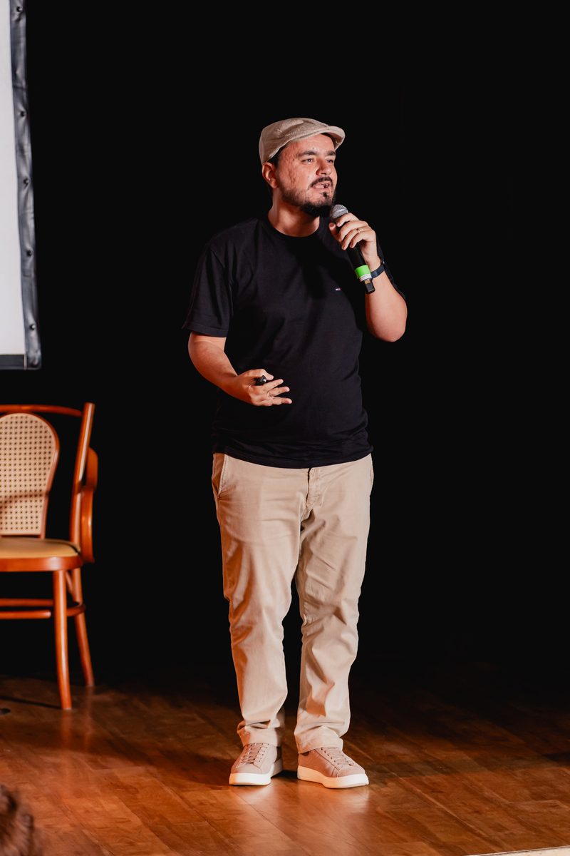 Henrique de Castro, CEO da New Rizon, falando em um palco